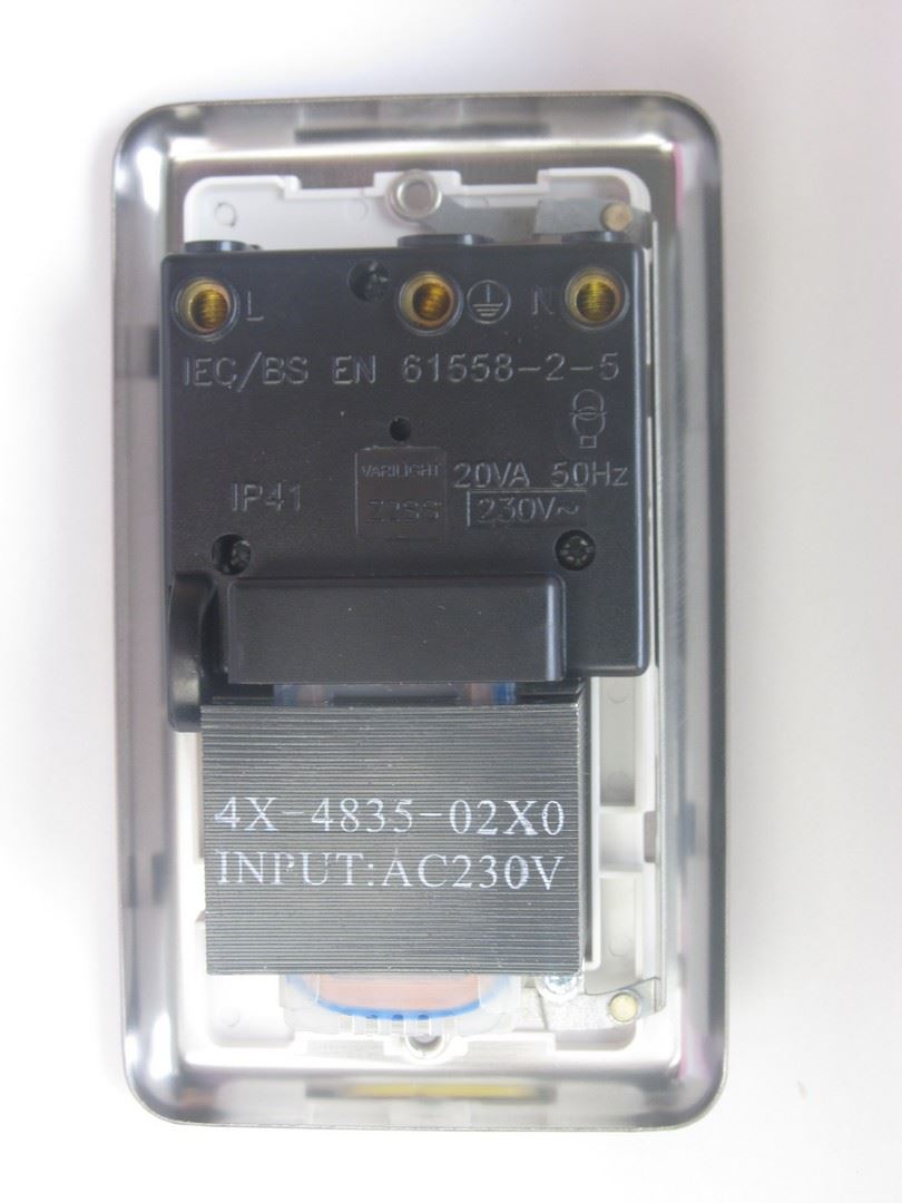 Varilight Dual Voltage Shaver Socket Matt Chrome Finish White Insert XSSSW